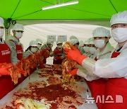 배추잎에 담긴 정성…"김장김치 1만 포기 배달갑니다"