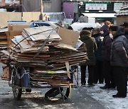 서울시, 폐지수집 어르신들 안전보험 가입 지원한다