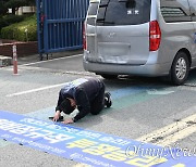 한국지엠 창원공장 앞, 노동자가 '큰절' 한 까닭