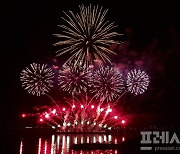 여수밤바다 불꽃축제 '구름 인파'…해상 불꽃·라이트닝 드론쇼 '탄성'