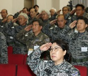 "노인들이 울타리가 되어주겠다"···80세부터 여성까지 모인 '시니어 아미'