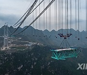 (GloriousGuizhou) CHINA-GUIZHOU-HUAJIANG GRAND CANYON BRIDGE-STEEL TRUSS GIRDER-INSTALLATION (CN)