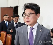 원내대책회의 입장하는 진성준 정책위의장