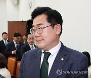 원내대책회의 입장하는 박찬대 원내대표