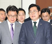 원내대책회의 입장하는 박찬대 원내대표와 진성준 정책위의장