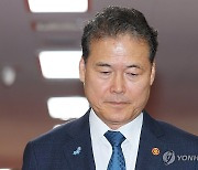 국무회의 참석하는 통일부 장관