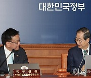 인사하는 한덕수 총리와 최상목 부총리