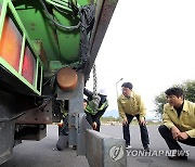 재활용품 수거 차량 살펴보는 북구청 직원들