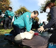 CPR 훈련하는 한덕수 총리