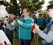 매듭법 교육받는 한덕수 총리