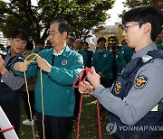 매듭법 교육 받는 한덕수 총리