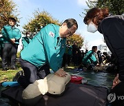 CPR 체험하는 한덕수 총리