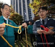 매듭법 교육 받는 한덕수 총리