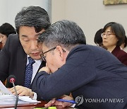 자료 살피는 이주호 교육부 장관과 오석환 차관