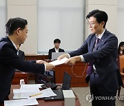 안건조정위원회 구성 요구서 제출하는 조정훈 간사