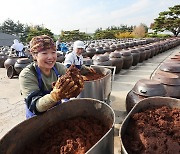 [사진톡톡] 장 담그기·나이팅게일 선서·소상공인의 날