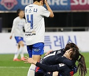 기뻐하는 수원FC 위민 선수들