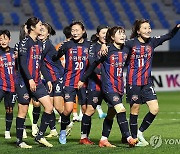 2-0으로 앞서가는 수원FC 위민