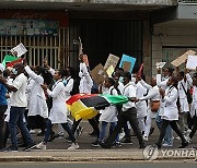 MOZAMBIQUE DOCTORS DEMONSTRATION