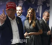 첫 출구조사 ‘트럼프 우세’…환율, 장 초반 1385원으로 급등