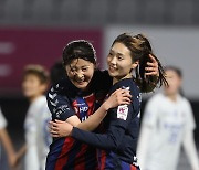 '정상 등극 눈앞!' 수원FC 위민, 챔피언결정 1차전서 화천 2-0 완파...14년 만에 우승 '한 발짝 더'