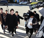 '명태균 의혹' 강혜경 여덟 번째 소환 조사…말 아끼며 청사 들어가