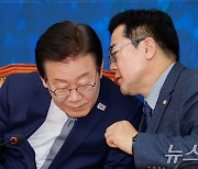 이재명 대표 향해 귀엣말 하는 박찬대 원내대표