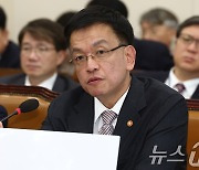 예산안 관련 질의 답변하는 최상목 부총리