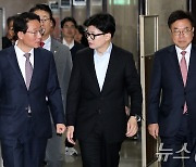 대화하는 한동훈 대표와 김상훈 정책위의장