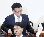 굳은 표정의 기재부 장·차관