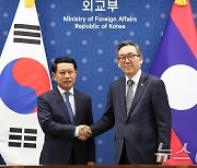 악수하는 한-라오스 외교장관