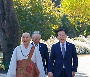 법륜스님과 차담 향하는 이재명 대표