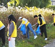 한국장학재단 전북지역센터, 전주천 환경정화 봉사활동 ‘구슬땀’