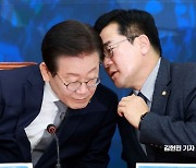 [포토] 귀엣말 나누는 이재명과 박찬대