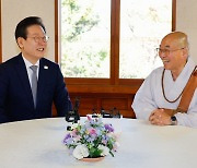 법륜스님, 이재명에 “어려운 경제는 정부 잘못…민주당 책임도 커”