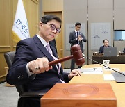 꿈쩍 않는 대출금리에 답답한 자영업자들···기준금리 인하 효과 언제쯤?