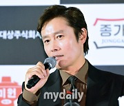 [MD포토] 이병헌 '남우주연상 영광의 여운이 남아'