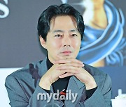 [MD포토] 조인성 '기록에 남길 섬섬옥수'