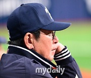 [MD포토] 고영표 투구 지켜보는 류중일 감독