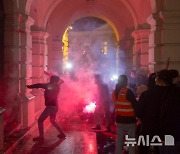 철도역 사망 사고에 분노한 세르비아 시위대