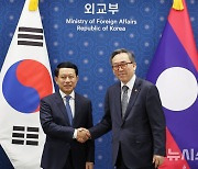 악수하는 조태열 장관과 살름싸이 꼼마싯 라오스 부총리