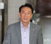 국방·외교 현안관련 긴급 점검회의 참석하는 김석기 외통위원장