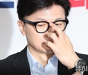 안경 고쳐쓰는 한동훈