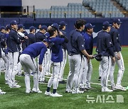 연습경기 앞두고 몸푸는 한국 야구대표팀