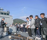 해군, 진해군항 찾은 경남권 중·고교 학생에 '모병 홍보'