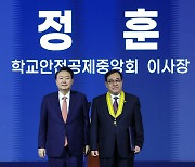 국민훈장 동백장 수여한 윤석열 대통령