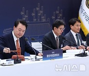 의사봉 두드리는 윤석열 대통령