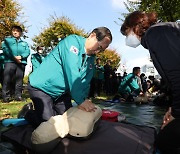 직접 CPR 체험한 한덕수 총리