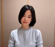 송혜교, 단발 여신…허리 시스루 노출로 은은한 멋 [DA★]