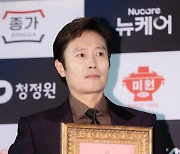 [T포토] 이병헌 '내 손모양을 봐'